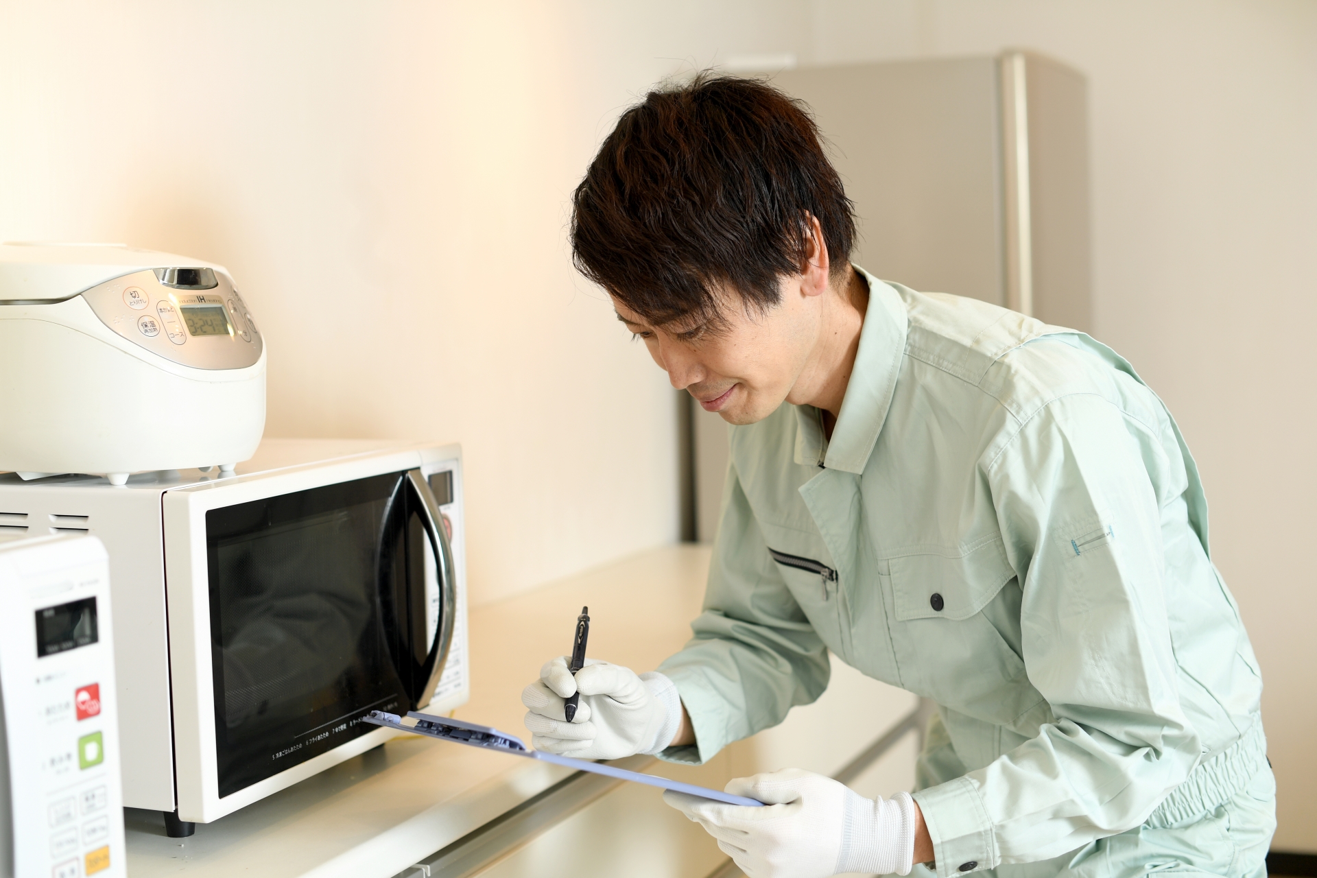 品物を丁寧に査定するスタッフ